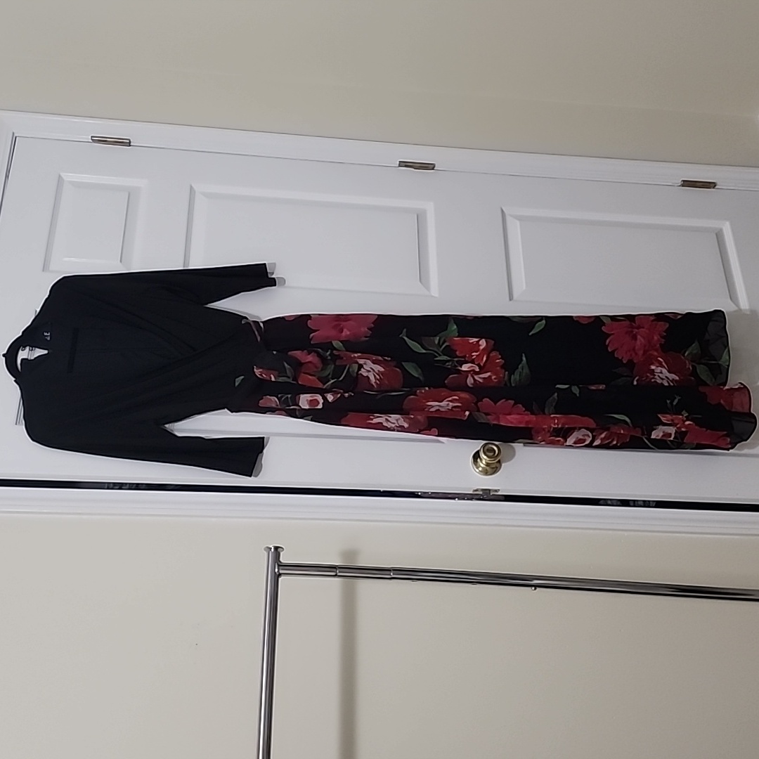Leslie Faye Long Black Dress With Red Roses Size 14